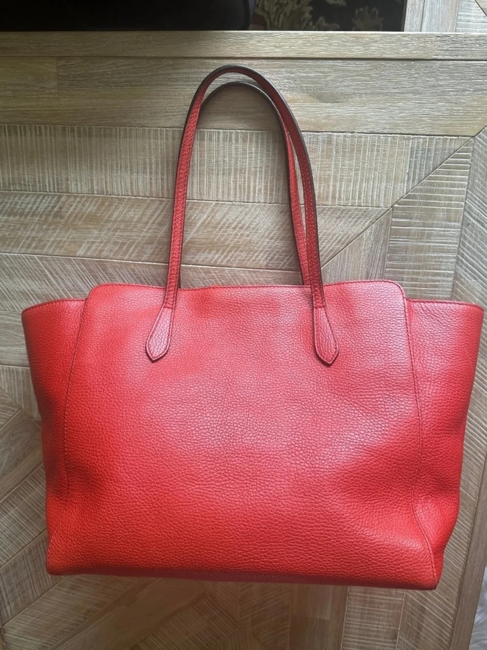 Authenticated Gucci Red Leather Large Swing Tote - Picture 2 of 14